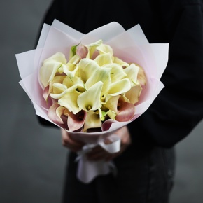 Букет из 25 калл нежный микс в Истре