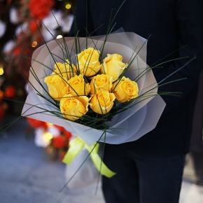 Букет "Еллоу" из 9 ярких роз с берграссом (70 см) в Истре