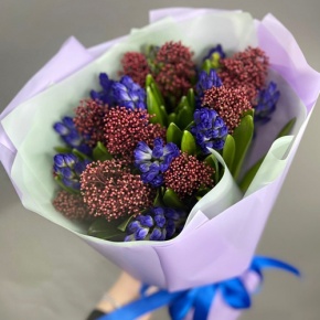 Букет "Твой яркий день" из гиацинтов и скиммии в Истре