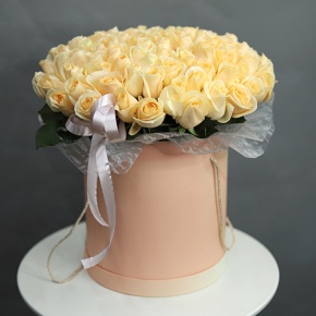 Композиция в шляпной коробке из 101 кремовой розы в Истре