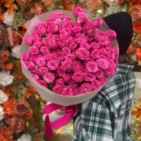 Букет из 35 малиновых кустовых пионовидных роз (60 см) в Истре