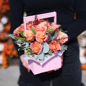 Композиция в ящике из роз Мисс Пигги и капса в Истре