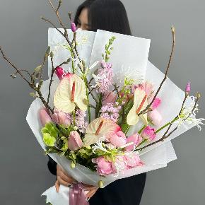 Авторский букет с антуриумами, ранункулюсами и цветущими ветками магнолии в Истре