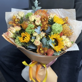 Букет "Сочиняй мечты" из подсолнухов, лейко, вибирнума, орхидей, калл, кустовых роз и талинума в Истре