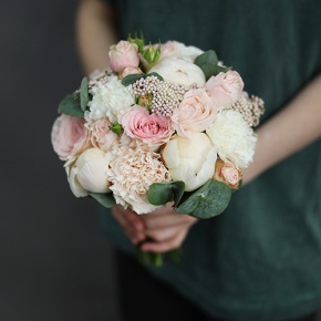 Свадебный букет диантусов, пионов, роз и озатамнуса в Истре