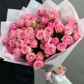 Букет из 11 нежных кустовых роз в Истре