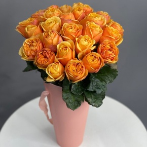 25 пионовидных огненных роз в конусе в Истре