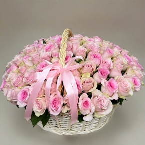 Композиция в корзине из 101 кенийской розы нежный микс (40 см) в Истре