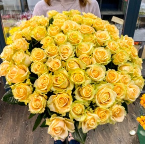 75 роз Аваланж (70 см) в Истре