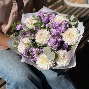 Букет "Совершенство" из георгин и ароматных маттиол в Истре