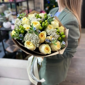 Букет "Мичиган" из пионовидных роз Баттеркап, озатамнуса, оксипеталума и гиперикума в Истре