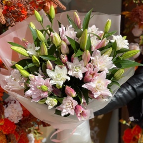 Букет из 11 ароматных пионовидных лилий в Истре