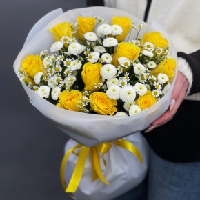Букет "Синди" из лимонных роз, ромашек и хризантем сантини в Истре