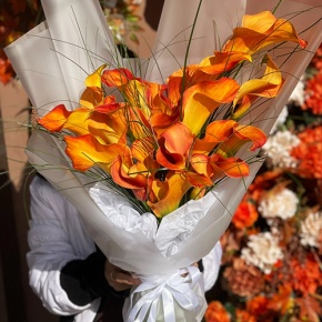 Монобукет из 21 оранжевой каллы в Истре