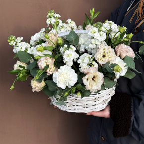 Композиция в корзине "Фея" из маттиол, диантусов, эустом и эвкалипта в Истре