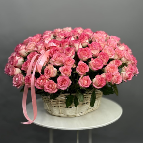 Композиция в корзине из 101 розы Джумилия в Истре