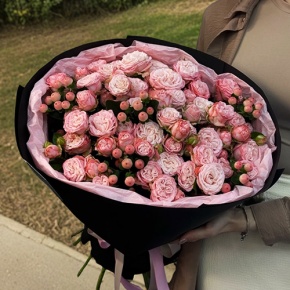 Букет из кустовых роз Бомбастик и гиперикума (50 см) в Истре