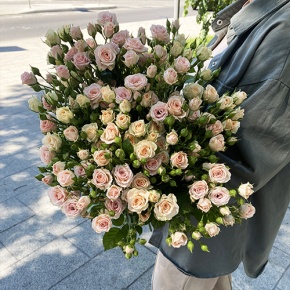 Букет из 31 кустовой розы микс (70 см) в Истре