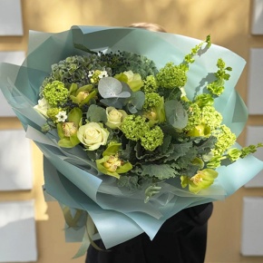 Букет "Виват" из Голландской гортензии, ягод вибирнума, орхидей, роз, брассики и орнитогалума  в Истре