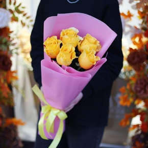 Букет "Еллоу" из 5 ярких роз (70 см) в Истре