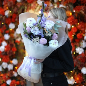 Букет "Тесса" из гладиолусов, георгин, озатамнуса и хризантем Момоко в Истре