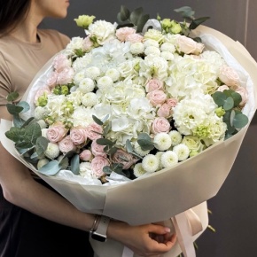 Букет "Пастелла" из кустовых пионовидных роз, Голландской Гортензии, эустомы, хризантемы Ньютон и эвкалипта в Истре