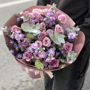 Букет "Хрустальный" из роз, астера и ароматных маттиол в Истре