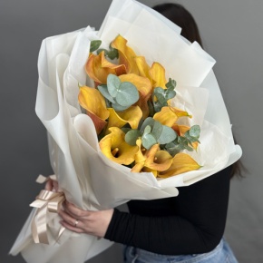 Букет из 17 оранжевых калл с эвкалиптом в Истре