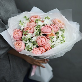 Букет "Наоми" из кустовых пионовидных роз Джульетта и ароматных маттиол в Истре