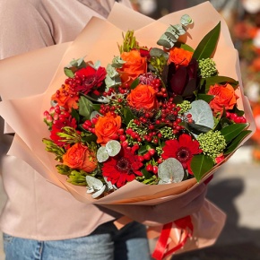 Букет "На заре" из роз, калины, скиммии, гиперикума, сафари, гербер и капса в Истре