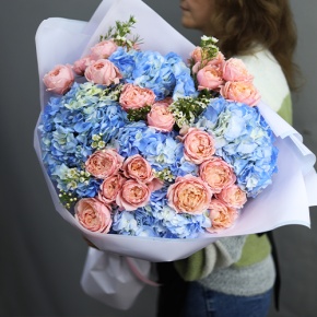 Букет "Тону в твоих глазах" из кустовых пионовидных роз Джульетта, хамелациума и гортензий в Истре