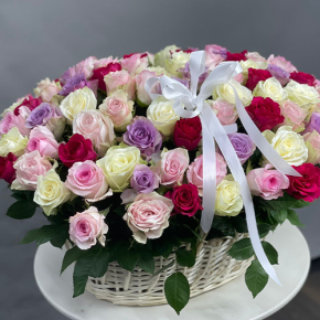 Композиция в корзине из 101 розы микс в Истре