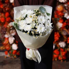 Букет "Маленькая радость" из хризантем, гиперикума и ромашек в Истре