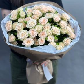 Нежный букет из 17 кремовых кустовых роз (60 см) в Истре