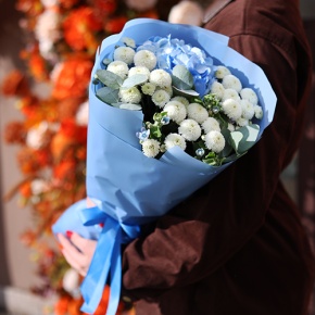 Букет "Белое небо" из хризантем Ньютон, оксипеталума и гортензии в Истре