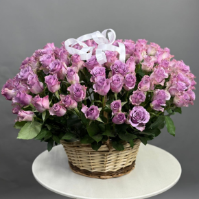 Композиция в корзине из 131 кенийской розы (40 см) в Истре