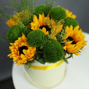 Композиция в шляпной коробке из подсолнухов и диантусов люкс в Истре