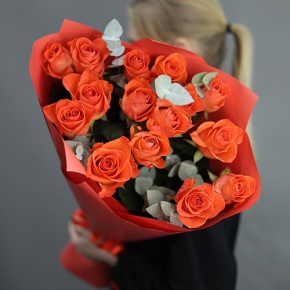 Букет из 15 морковных роз с эвкалиптом (70 см) в Истре