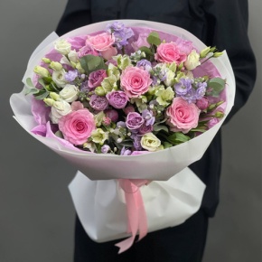 Букет "Хлоя" из альстромерий, кустовых роз, ароматных маттиол, эустом и махровых роз в Истре