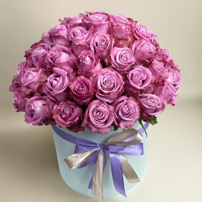 Композиция в шляпной коробке из 51 розы Меритим в Истре