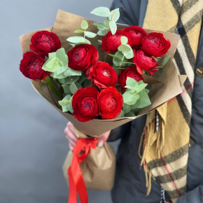 Букет из 11 ранункулюсов и эвкалипта в Истре