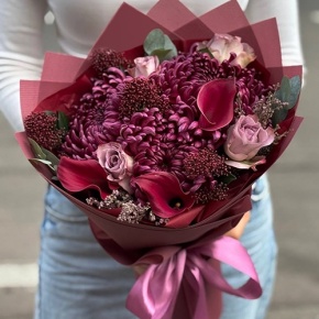 Букет "Импульс" из скиммии, калл, роз и хризантем Бигоуди в Истре