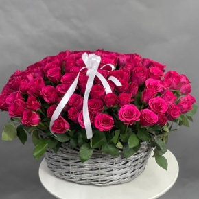 Композиция в корзине из 101 малиновой розы (40 см) в Истре