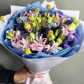 Букет "Загадка вечности" из гиацинтов, нерине, тюльпанов и оксипеталума в Истре