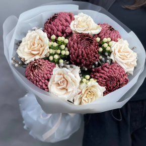 Букет "Всё что тебе касается" из хризантем Бигоуди, роз Эквадор Квиксенд и гиперикума в Истре