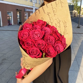 Букет из 15 роз Шангрила в крафте (60 см) в Истре