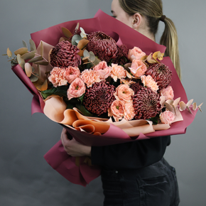 Букет "Осенний блюз" из хризантем Бигоуди, диантусов, скиммии и роз Риджентс парк  в Истре