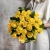 Букет из 25 лимонных роз с рускусом (40 см) в Истре Букет из 25 лимонных роз с рускусом (40 см) в Истре
