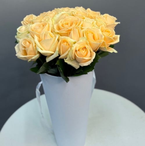 25 кремовых роз в конусе в Истре