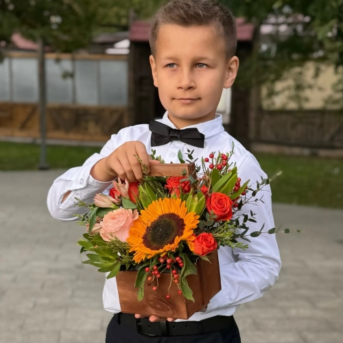 Деревянный ящик с подсолнухом, розами и калиной в Истре